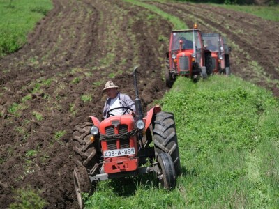 Samiru Aličić 20 komšija pomoglo uzorati njive