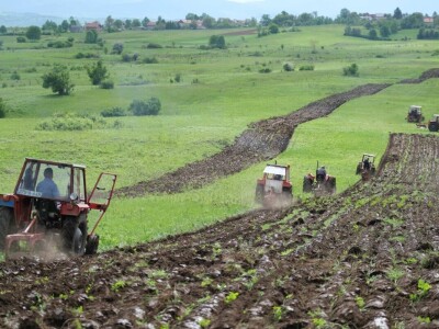 Samiru Aličić 20 komšija pomoglo uzorati njive