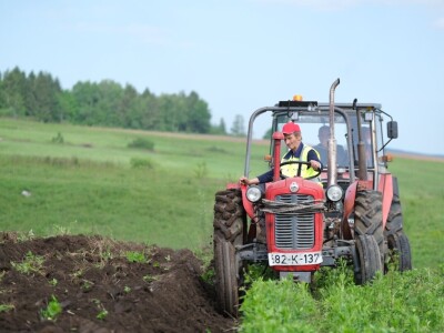 Samiru Aličić 20 komšija pomoglo uzorati njive