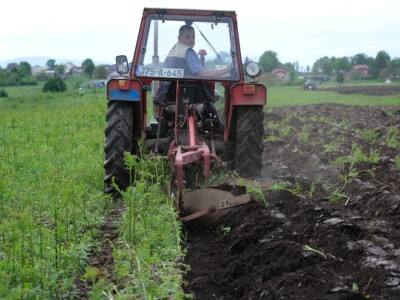 Samiru Aličić 20 komšija pomoglo uzorati njive