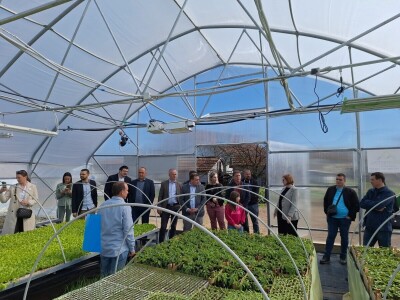 Savremeni plastenik sa automatskim upravljanjem Savremeni plastenik sa automatskim upravljanjem