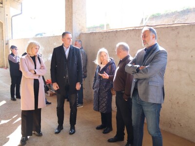 Savremeni robot od sada muze na farmi u kojoj je domaćin u papučama