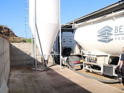 Savremeni robot od sada muze na farmi u kojoj je domaćin u papučama