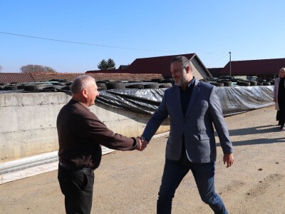 Savremeni robot od sada muze na farmi u kojoj je domaćin u papučama