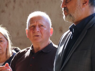 Savremeni robot od sada muze na farmi u kojoj je domaćin u papučama