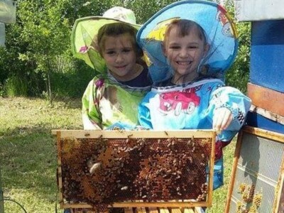 Sedmogodišnji blizanci Mia i Filip od treće godine uče o pčelarstvu