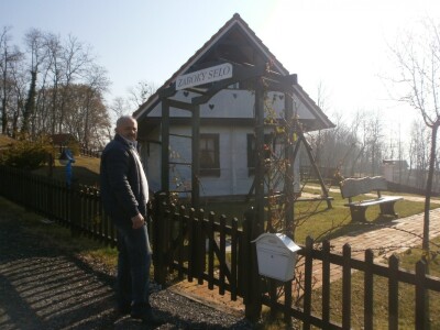 Božidar Tkalčević na ulazu u selo