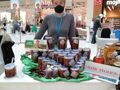 Selom se širi miris pekmeza od šipka Selom se širi miris pekmeza od šipka