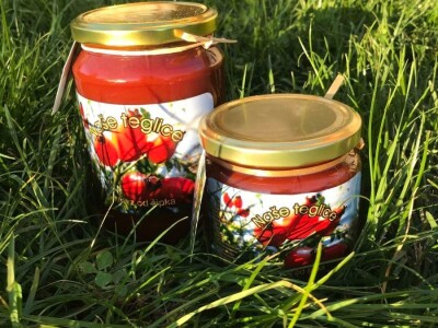 Selom se širi miris pekmeza od šipka Selom se širi miris pekmeza od šipka