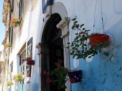 Senj okićen šerpama