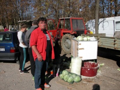 Senka Grujović sa svojim kupcima