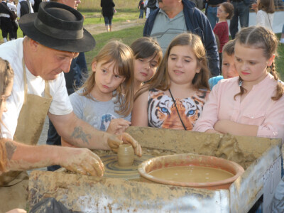 Učenici sa zanimanjem gledaju Serdarove majstorije