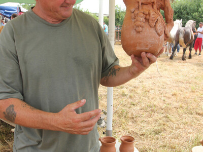 Vrč sa motivom grozda