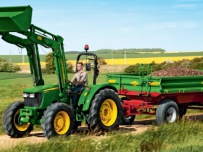 Traktor John Deere 5E