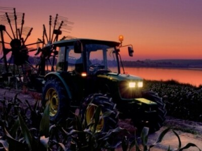 Traktor John Deere 5E