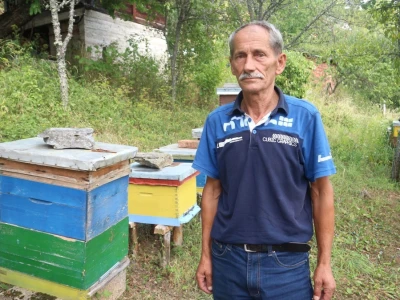 Ševket Ćivić u svom pčelnjaku