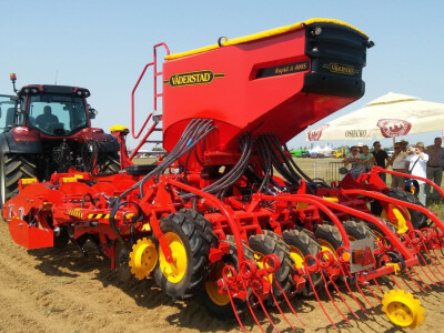 Sijačica Väderstad Rapid RDA 400S i traktor Valtra T 214 Versu
