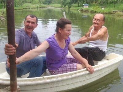 Adam se često druži s gostima