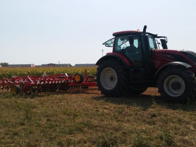 Sjetvospremač Väderstad NZ Aggressive 600 i traktor Valtra T 194 HiTech