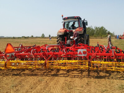 Sjetvospremač Väderstad NZ Aggressive 600 i traktor Valtra T 194 HiTech