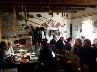 Veselo društvo uz ognjište