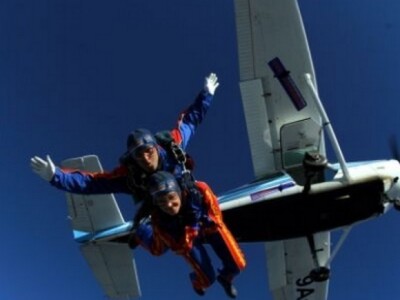 Skokovi padobranaca iz zrakoplova ponad sinjskog sportskog aerodroma