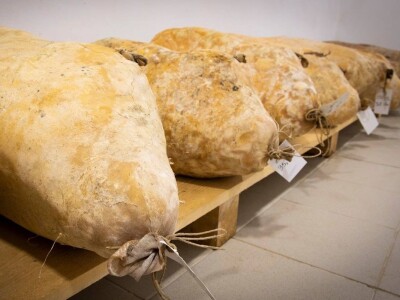 Škripavac i sir iz mješine - za kupce i goste poslastica, za mještane Donje Trusine šansa za revitalizaciju sela Škripavac i sir iz mješine - za kupce i goste poslastica, za mještane Donje Trusine šansa za revitalizaciju sela