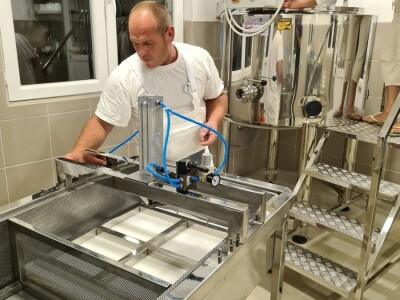 Škripavac i sir iz mješine - za kupce i goste poslastica, za mještane Donje Trusine šansa za revitalizaciju sela Škripavac i sir iz mješine - za kupce i goste poslastica, za mještane Donje Trusine šansa za revitalizaciju sela