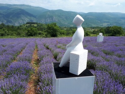 Skulpture "procvetale" u polju lavande