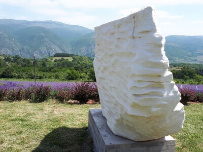 Skulpture "procvetale" u polju lavande
