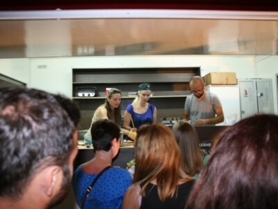 Gladni posjetitelji i vegetarijanski specijaliteti