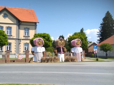 Slamnate skulpture u kockicama