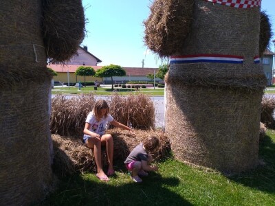 Slamnate skulpture u kockicama