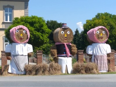 Slamnate skulpture u kockicama