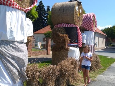 Slamnate skulpture u kockicama