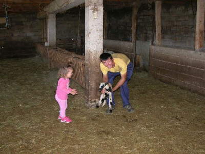 Slavko i njegova kćerkica Lucija te malo janje poziraju za portal Agrokluba