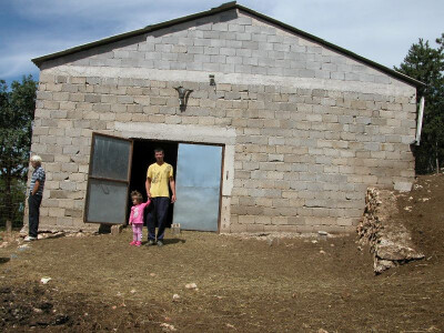 Slavko sa svojom kćerkicom ispred štale na farmi ovaca i koza
