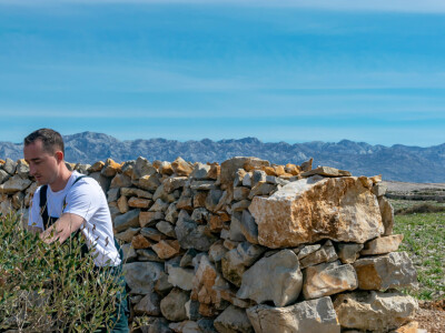 POTHVAT NA PAGU - Podigao skoro dva metra visoki suhozid da zaštiti masline od bure i posolice POTHVAT NA PAGU - Podigao skoro dva metra visoki suhozid da zaštiti masline od bure i posolice