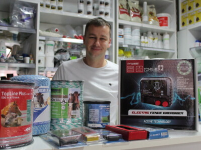 Solarni električni pastir za zaštitu stada