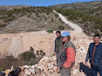 Smećem zasuli stare maslinike i voćnjake