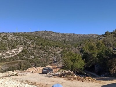 Smećem zasuli stare maslinike i voćnjake