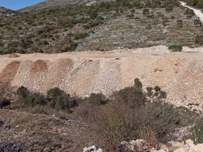 Smećem zasuli stare maslinike i voćnjake