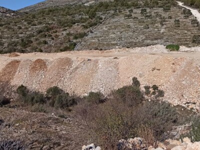 Smećem zasuli stare maslinike i voćnjake