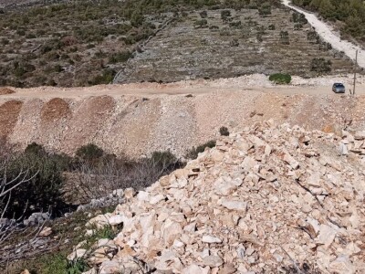Smećem zasuli stare maslinike i voćnjake