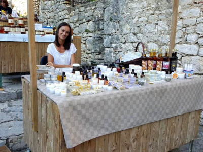 Štand sa raznovrsnim proizvodima