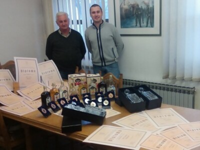 Zvonko i Vladimir uz dio priznanja za kvalitetu rakija