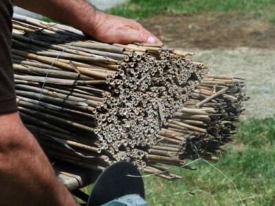 Ivan Pelin priprema cjevčice od trske