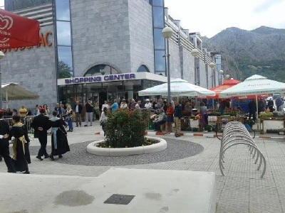 Nedavno otvoreni šoping Centar Studenac u Omišu gdje je i domaća tržnica braniteljskih OPG-ova iz SDŽ