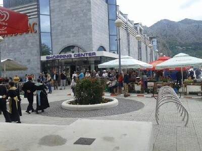 Nedavno otvoreni šoping Centar Studenac u Omišu gdje je i domaća tržnica braniteljskih OPG-ova iz SDŽ Nedavno otvoreni šoping Centar Studenac u Omišu gdje je i domaća tržnica braniteljskih OPG-ova iz SDŽ