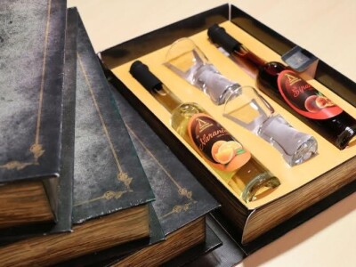 Specifičan način pakiranja likera u kutiju u obliku knjige